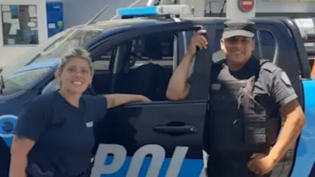 Dos policías salvan a una niña de morir asfixiada