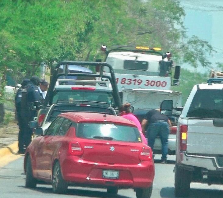 Momento en que policías de Santa Catarina abusan de su poder para detener a un colaborador de la campaña del candidato panista a la alcaldía. Foto: Plácido Garza
