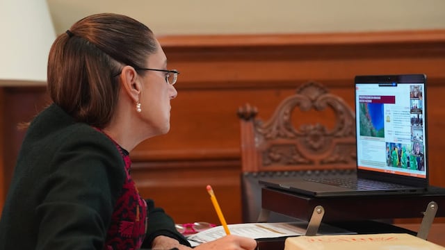 Claudia Sheinbaum y Alejandro Armenta coordinan apoyo a familias afectadas por lluvias en la Sierra Norte de Puebla.
