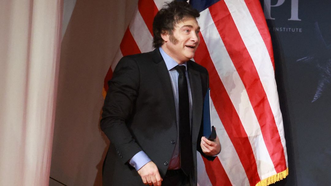 Javier Milei es bajado durante su discurso en cena de Donald Trump por aburrir a asistentes