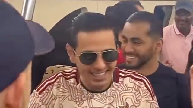 Fans mexicanos en el metro de Qatar.