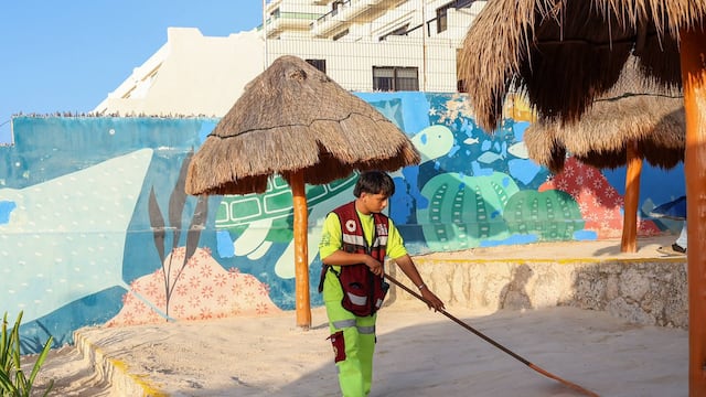 Ayuntamiento de Cancún refuerza limpieza de playas durante vacaciones