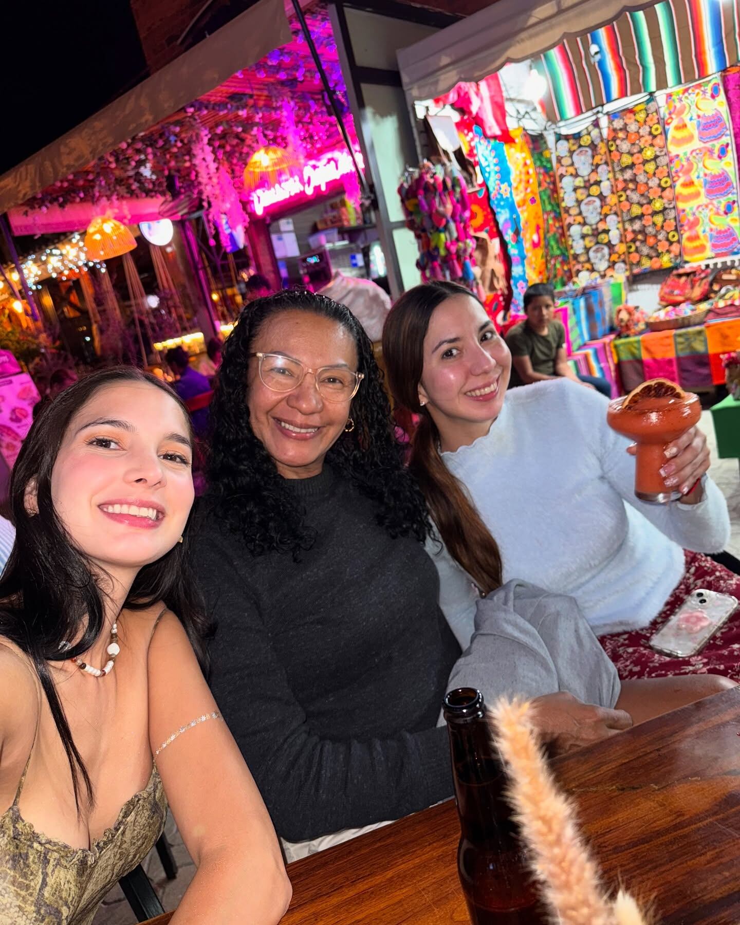 Ary Tenorio con su mamá y su hermana.