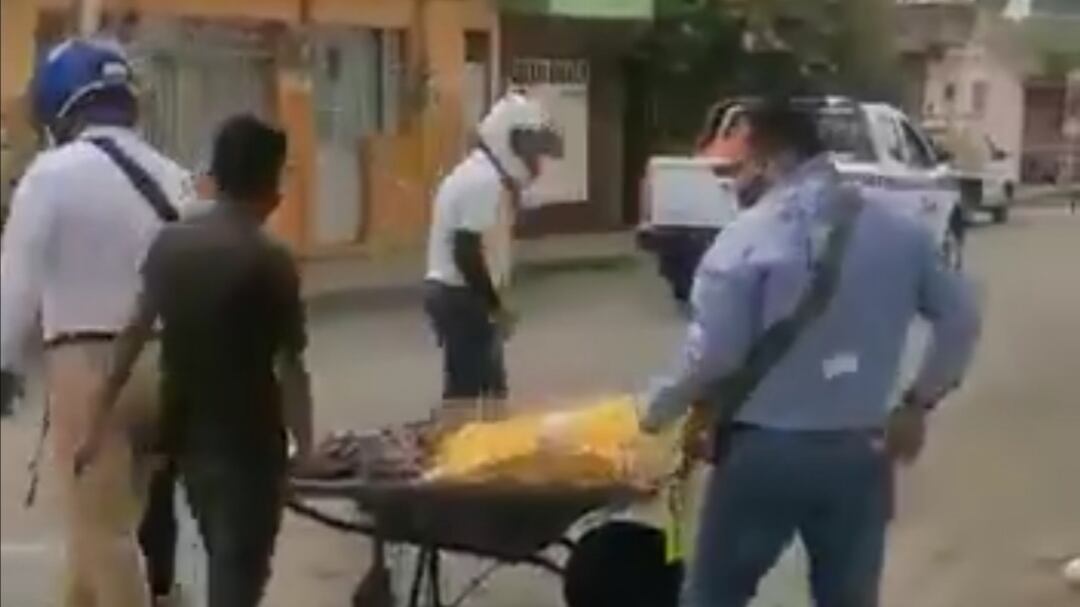 Inspectores despojan de carretilla a madre e hijo que vendían cocos en Córdoba