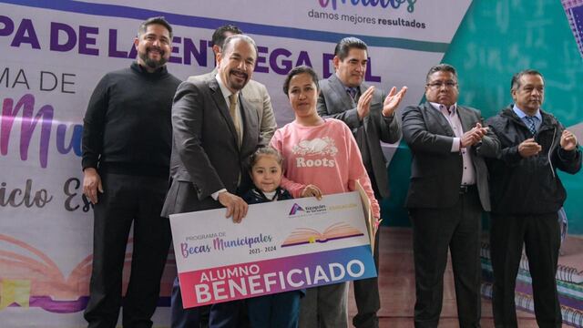 Pedro Rodríguez entrega becas escolares en Atizapán de Zaragoza