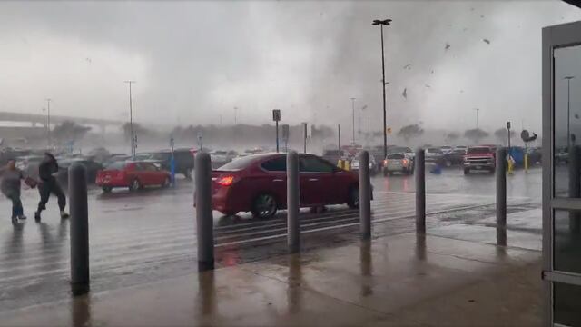 Fuerte tornado causa pánico en estacionamiento de Walmart en Texas