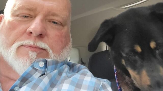 Steve Nichols acompañado del perro