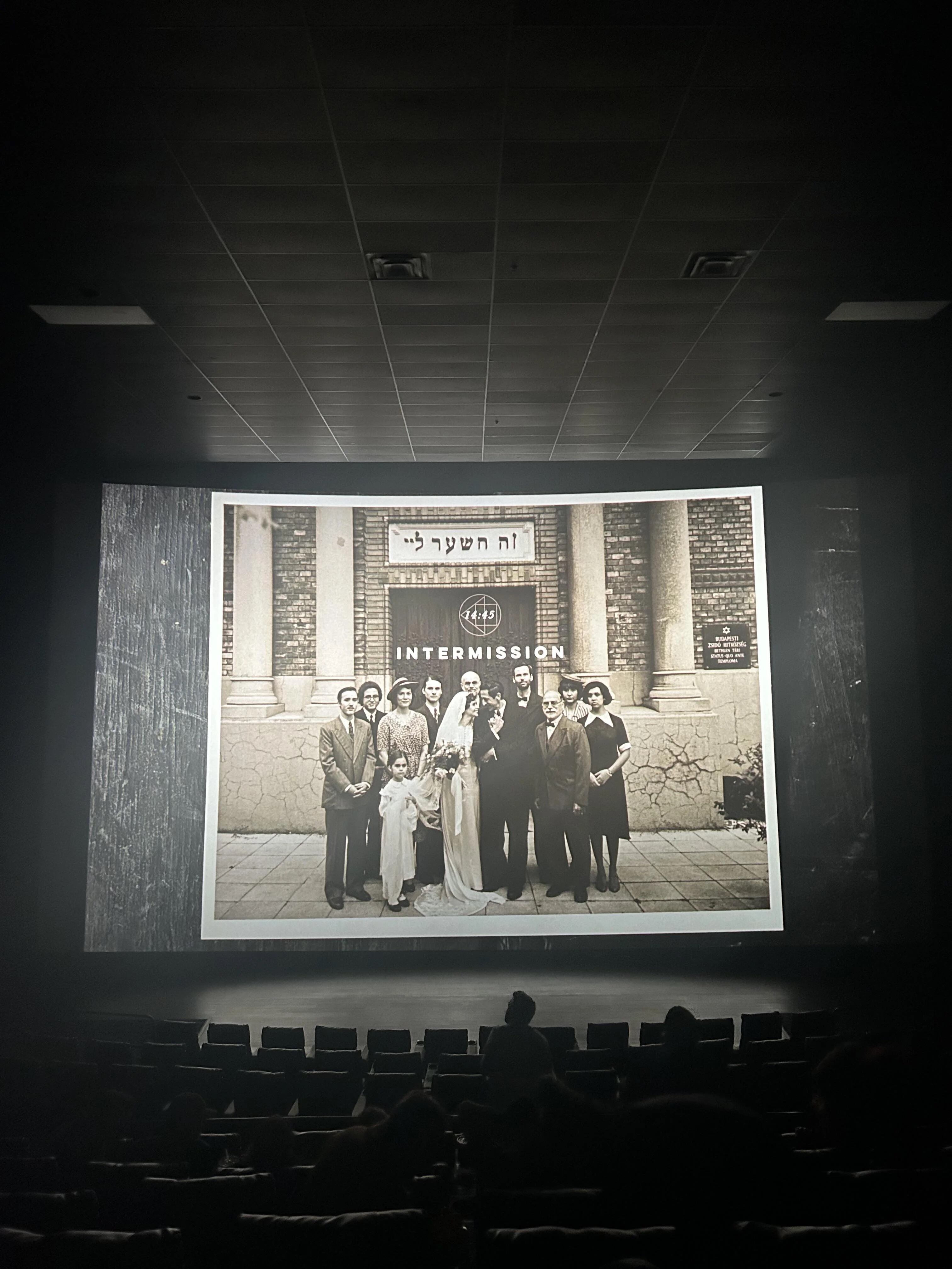 La foto en The Brutalist que te avisa cuándo es el intermedio de la película que dura 4 horas