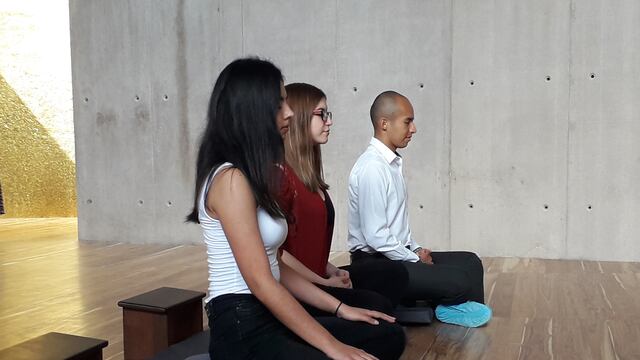Alumnos del Tec de Monterrey meditan