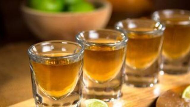 ¿Quién mezcla cerveza y tequila en una bebida?