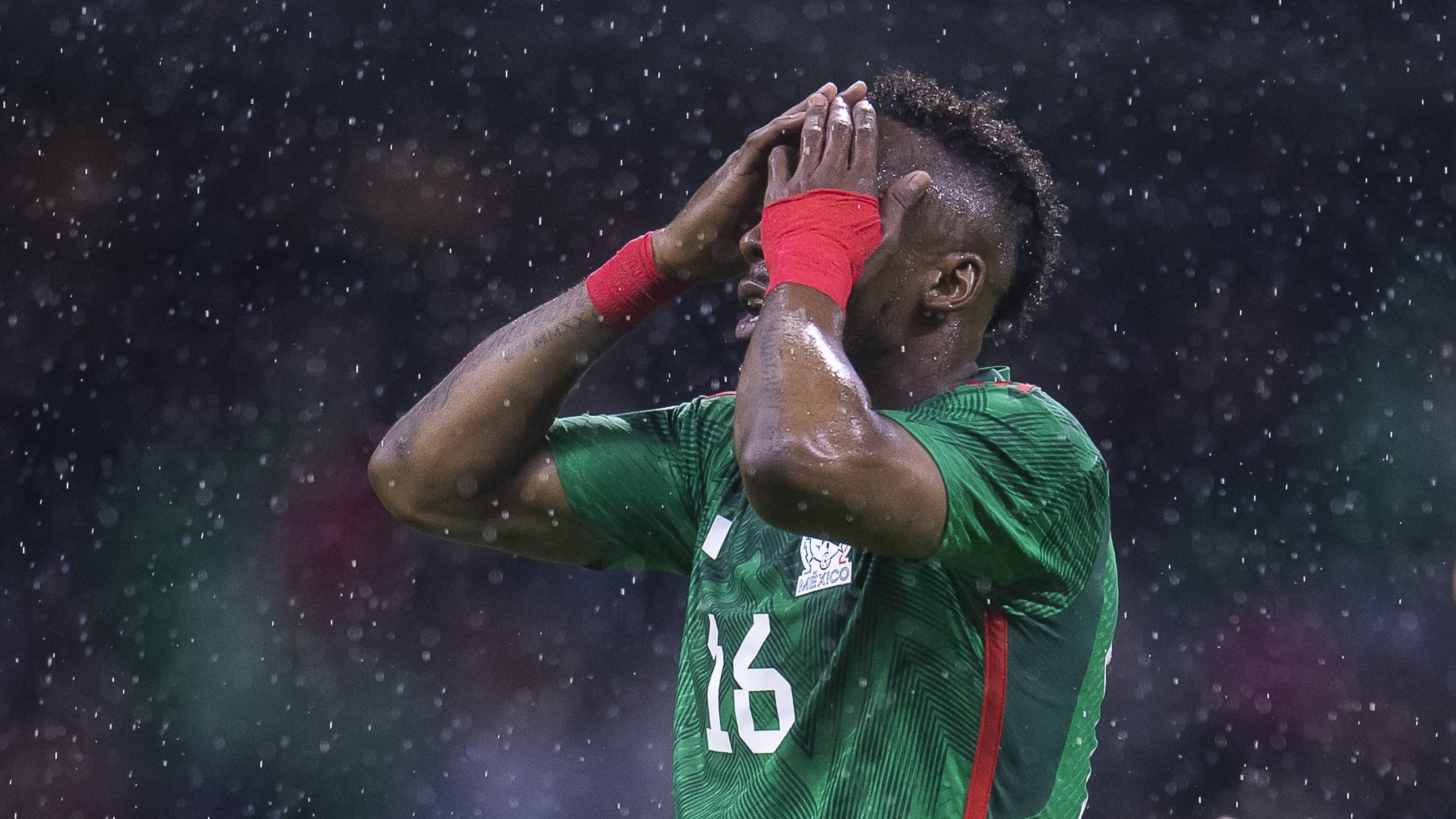 Revelan que la convocatoria de Julián Quiñones rompió el vestidor de la Selección Mexicana