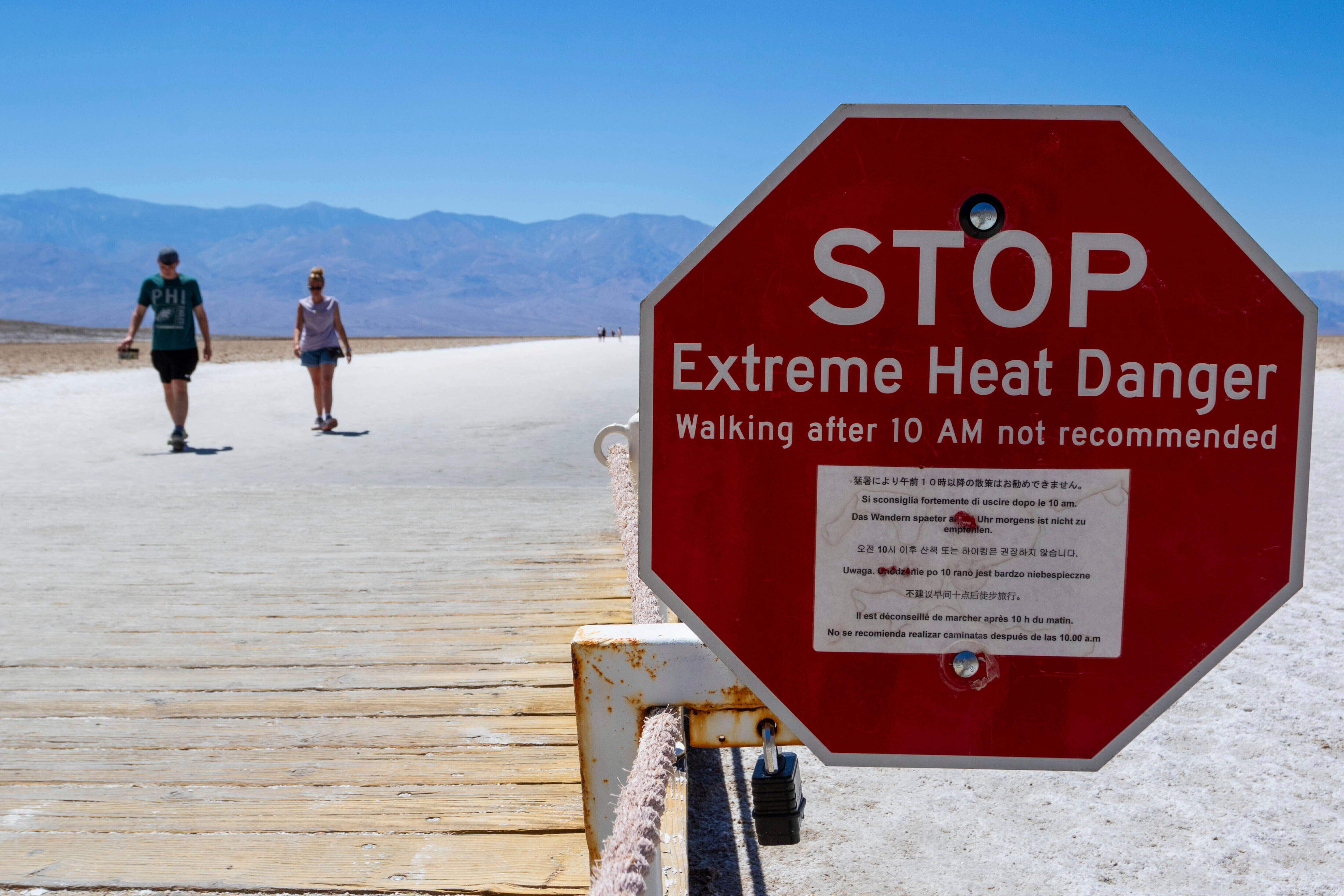 Valle de la Muerte atrae a miles de turistas que quieren vivir el calor extremo en el lugar más caliente de la Tierra