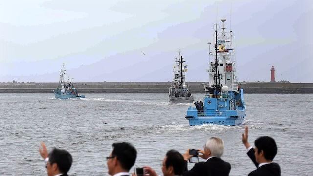 Autoridades japonesas observan la partida de la embarcación.