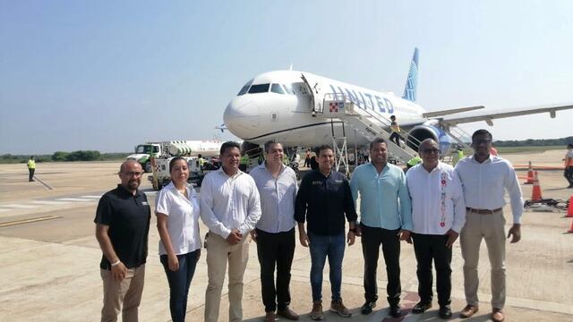 El secretario Santos Ramírez Cuevas en el aeropuerto internacional de Ixtapa Zihuatanejo