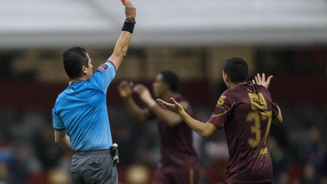 Árbitro expulsa a jugador