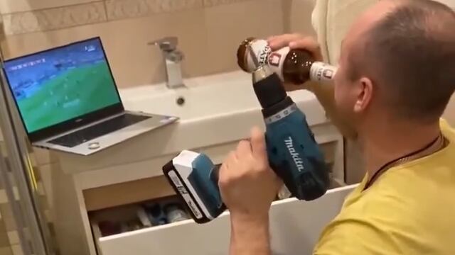 Hombre ve los partidos de la Eurocopa 2024 en su trabajo