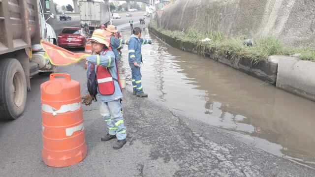 Autoridades de Cuautitlán Izcalli ya arreglan bache de Periférico