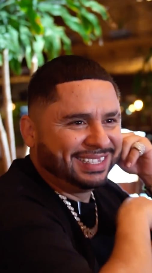 Larry Hernández se queda chimuelo.