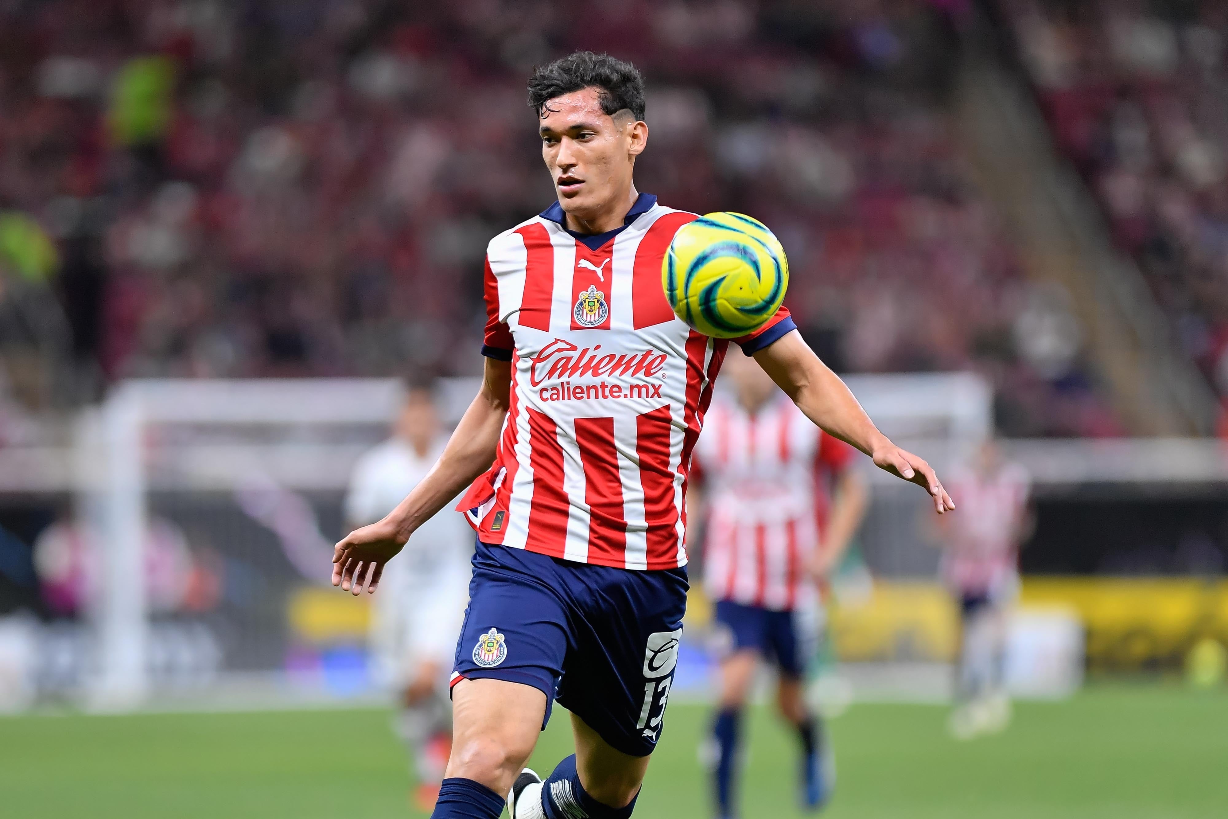 Jesus Orozco Chiquete, en un duelo con Chivas.