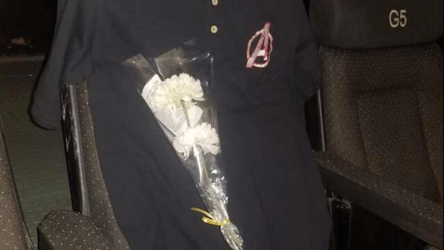 Colocaron una rosa en el asiento de su amigo.