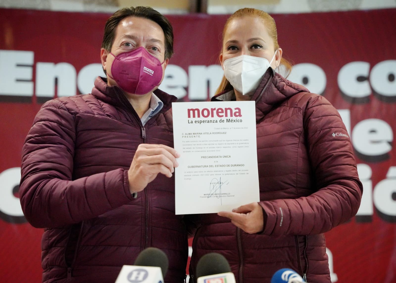 Mario Delgado entrega constancia a Vitela Rodríguez