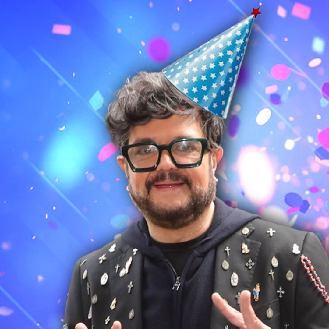 Aleks Syntek se felicita por sus 57 años; recibe felicitaciones y bromas en redes