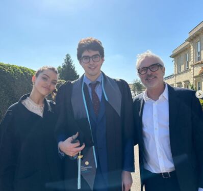 Olmo Cuarón en ceremonia de graduación acompañado de su padre y hermana