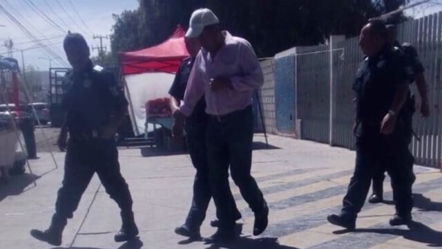 Policías municipales detuvieron al docente.
