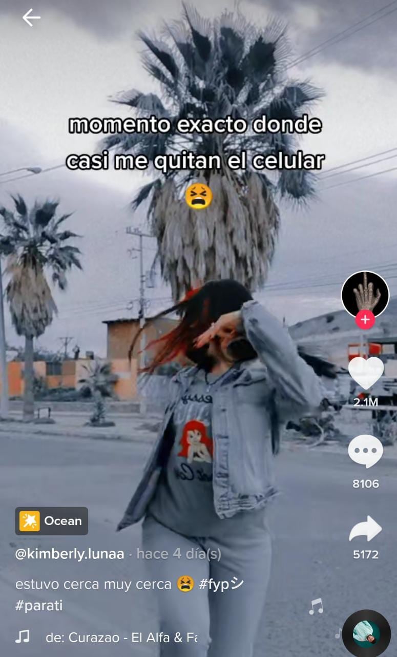 Haciendo un reto de TikTok casi le roban el celular