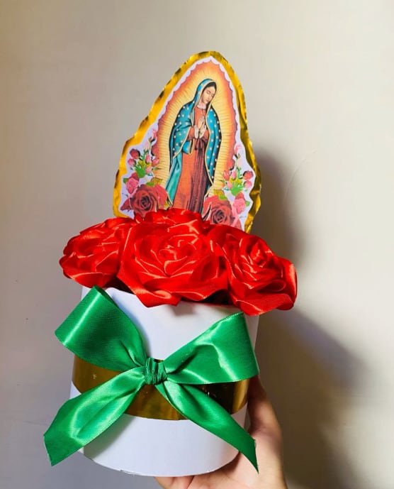 Virgen de Guadalupe decorada con flores eternas