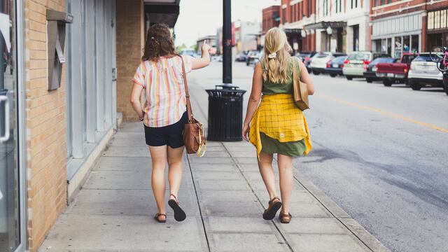 Mujeres caminando por la calle