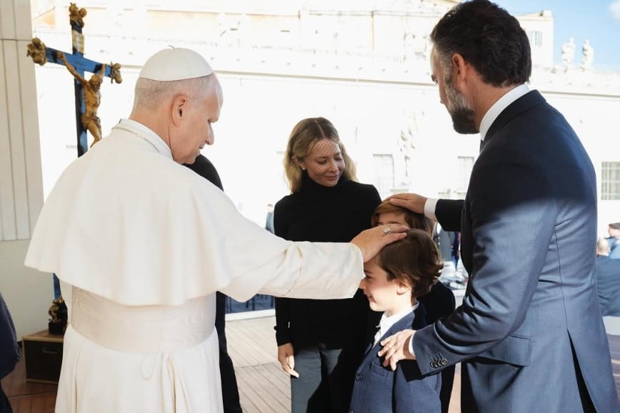 Enrique Acevedo y su familia con el papa León XIV