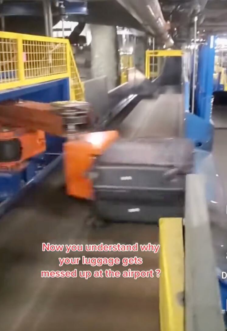 Maletas golpeadas en el aeropuerto