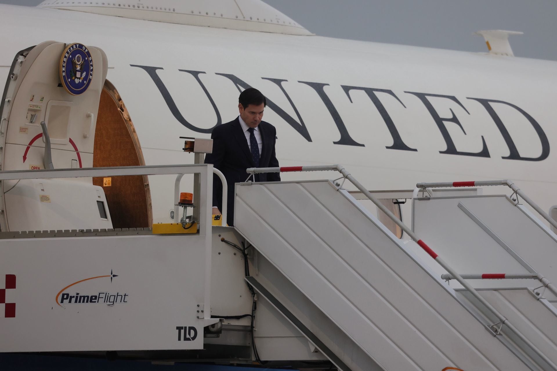 Marco Rubio fue recibido por el canciller Juan Ramón de la Fuente en el Aeropuerto Internacional Felipe Ángeles.