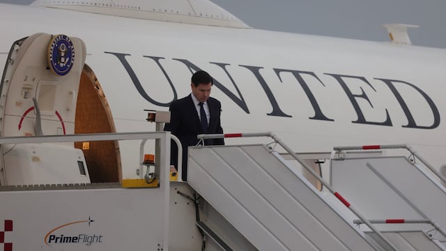 Marco Rubio fue recibido por el canciller Juan Ramón de la Fuente en el Aeropuerto Internacional Felipe Ángeles.