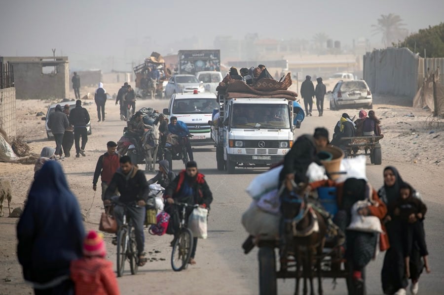 Palestinos desplazados internos avanzan a lo largo de la carretera costera después de que el ejército israelí exigiera a los residentes de un campamento de Jan Yunis, en el sur de Franja de Gaza, que lo abandonaran.