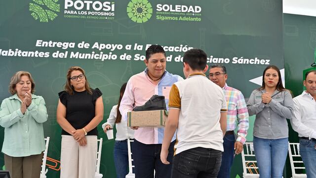 Ricardo Gallardo entrega paquetes escolares