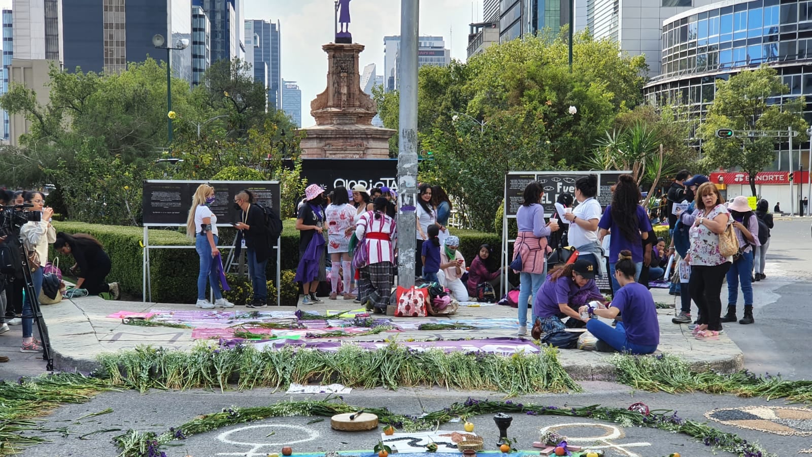 Marcha 25 de noviembre: Llegan colectivas y familiares de víctimas de violencia machista a la Glorieta de las Mujeres que Luchan