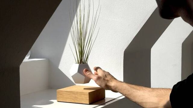 LYFE es una maceta que flota por medio de la levitación magnética.