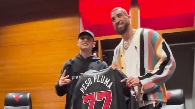 Peso Pluma visitó a los Chicago Bulls de la NBA