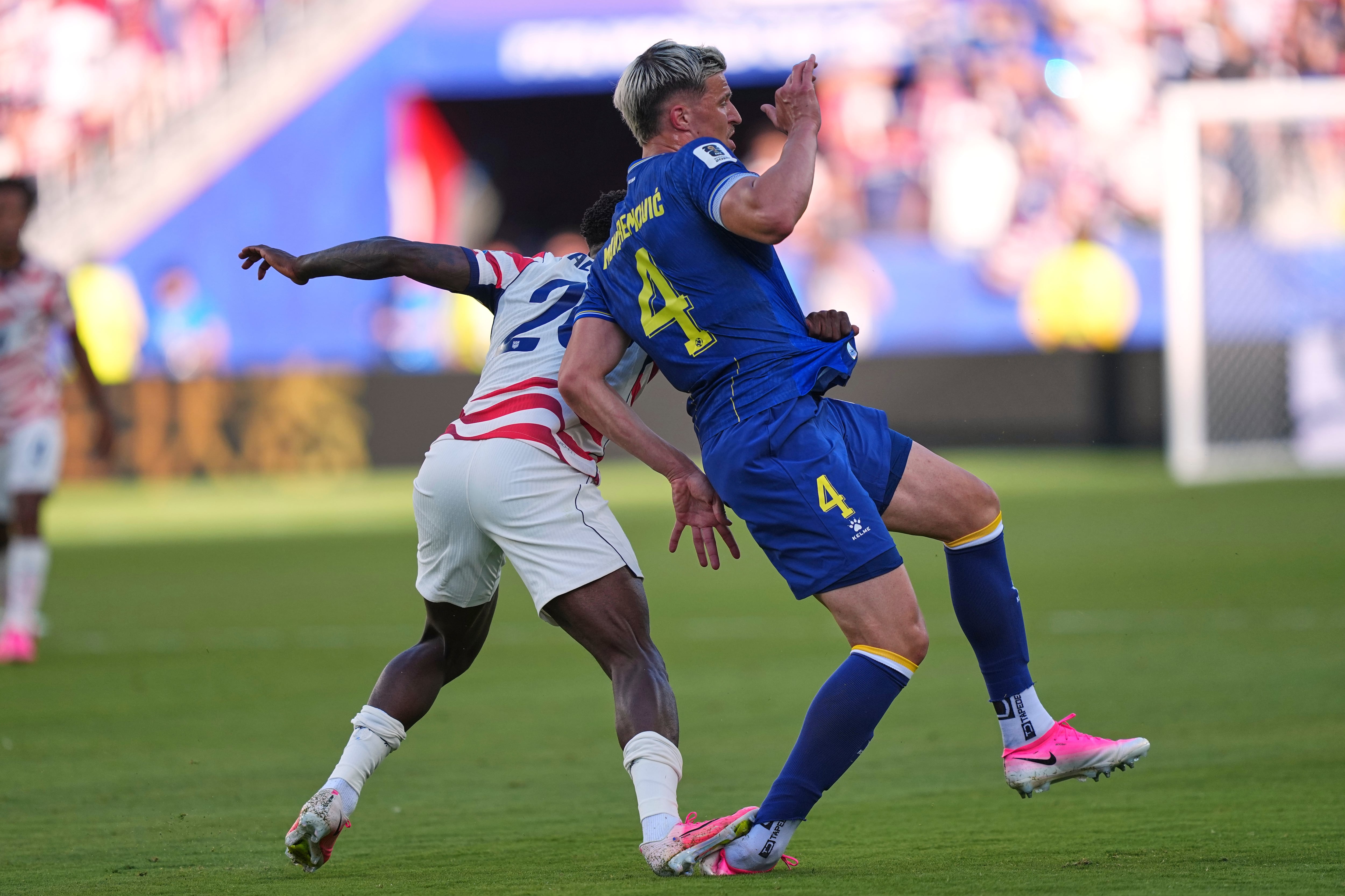 Folarin Balogun fue expulsado por esta entrada en el Mundial 2026