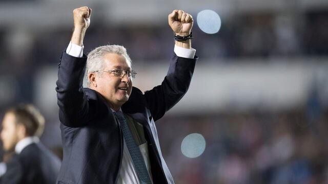 Vucetich alza las manos en señal de triunfo.