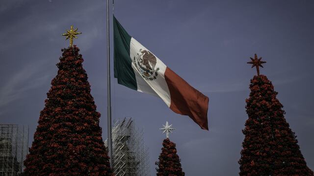 Decenas de personas hacen fila desde temprana hora para poder disfrutar de 30 minutos en los juegos mecánicos de la Verbena Navideña en el Zócalo Capitalino. Los demás espacios están abiertos al público sin fila.