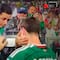 Chicharito consuela a Hormiga González tras la derrota de México ante Inglaterra