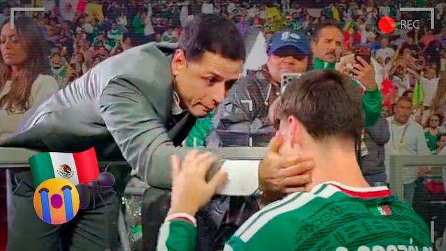Chicharito Hernández consuela a la Hormiga González tras el partido de México vs Inglaterra