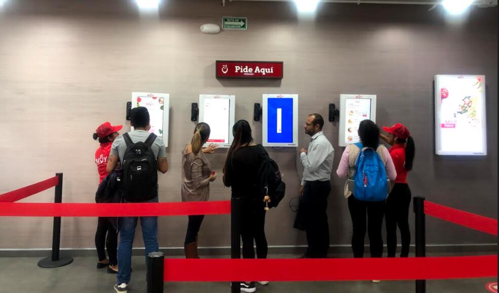 Los clientes ordenan a través de unas pantallas.