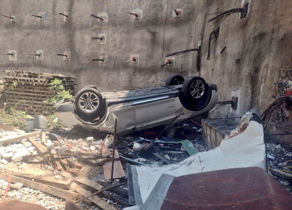 Auto cae de 15 metros en Periférico