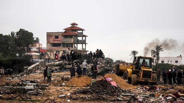 Palestinos buscan cadáveres y supervivientes entre los escombros de una casa destruida tras los ataques aéreos israelíes en Deir Al Balah, Franja de Gaza, este 29 de enero.