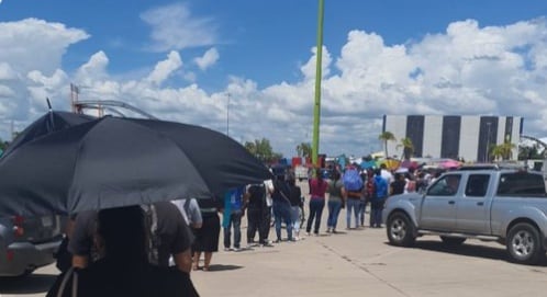 Filas en vacunación de millennials en Durango