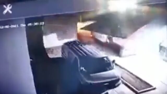 Captura de video de la camioneta con tumbaburros utilizada para el escape de 9 reos en Tula, Hidalgo